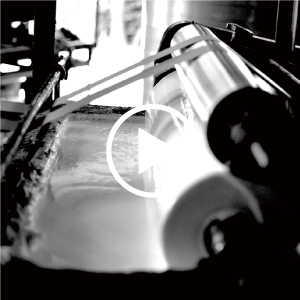 2枚の紙を合わせる為に、原紙裏面の塗布量を2本のロールによってテンションコントロールをします。