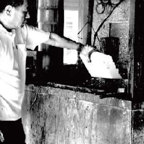 ポットメルト系糊を高温の溶解炉に投入します。200℃の状態で紙と紙の貼り合わせに使用します。