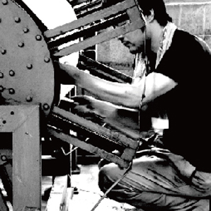 長尺巻延カッターは、左右の内径軸を調整する事によって最長7mまでの寸法を出す事が可能です。