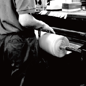 製紙メーカーより大巻き（9000m）で入荷した紙は、小巻きにして出荷します。